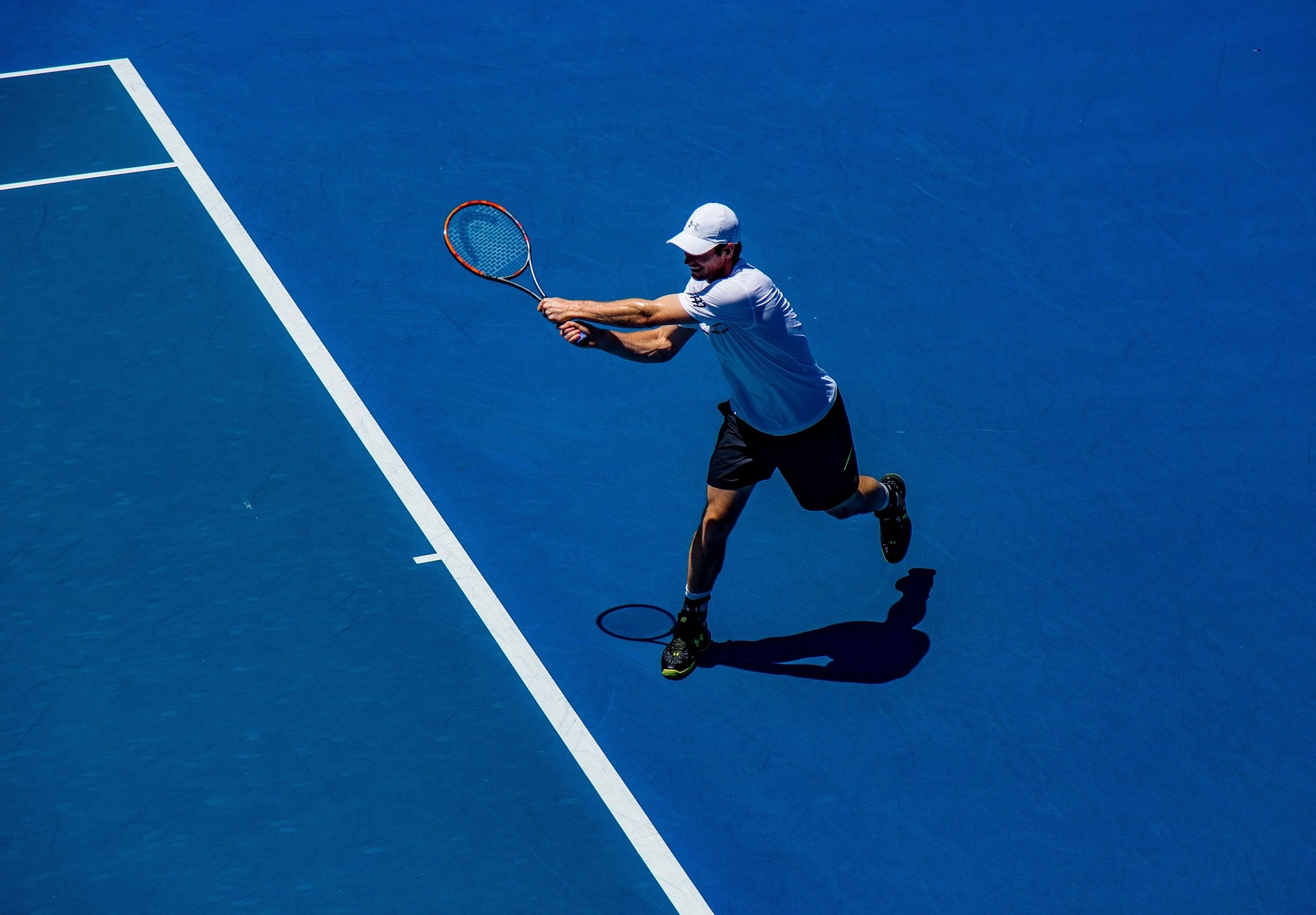 Joueur de tennis sur surface bleue