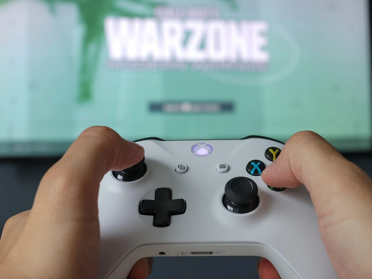 Manette et jeu esport Warzone