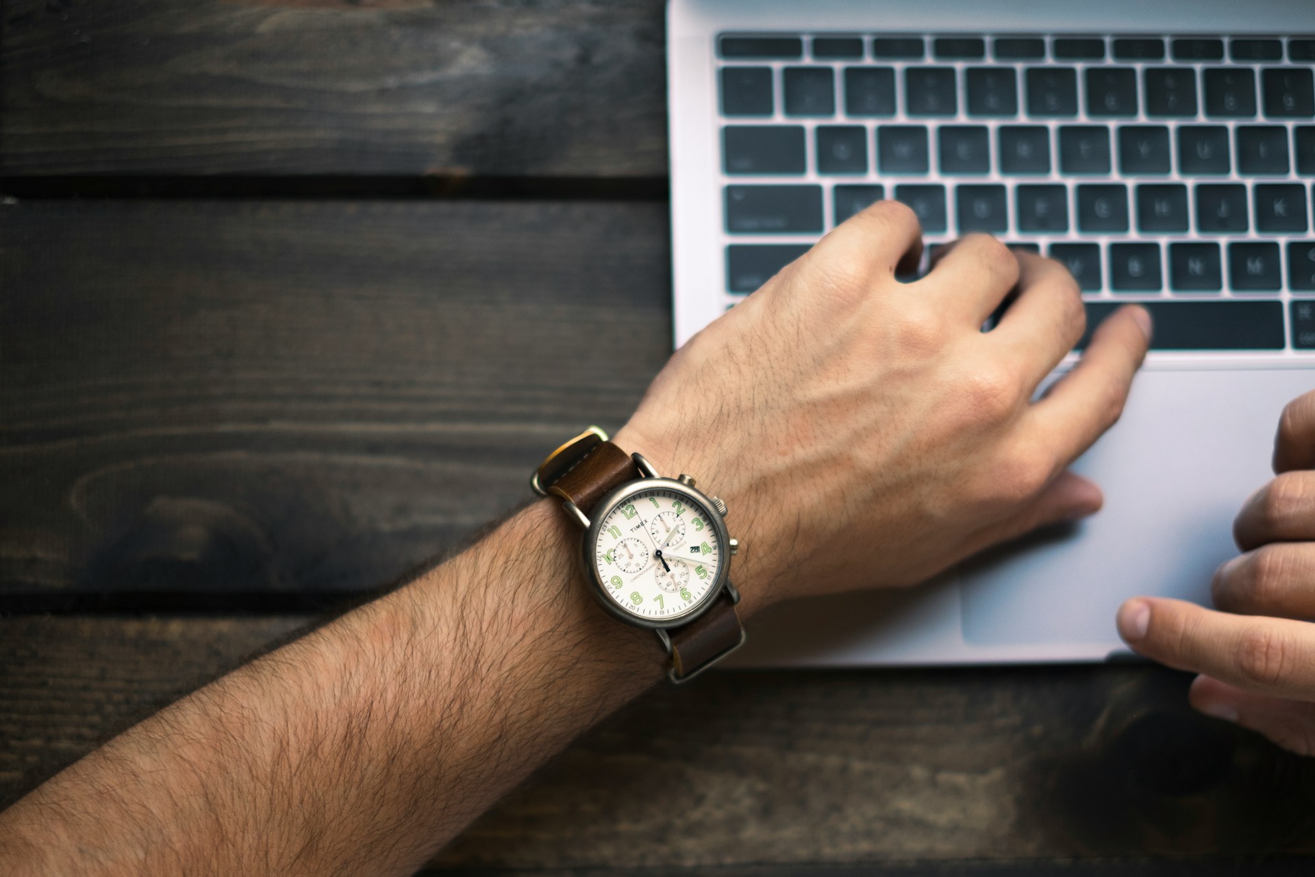 Montre au poignet et ordinateur