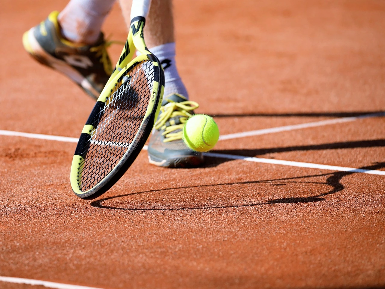 Raquette et balle de tennis